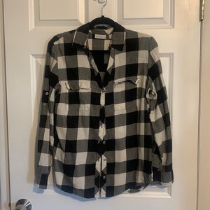 New York and Company Women’s L black and white Buffalo check long sleeve shirt